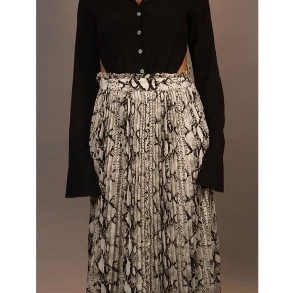 Chic Monochrome Snake Print Midi Skirt